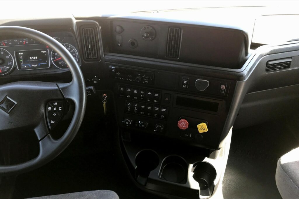 2021 CUM LT625 6×4 Sleeper