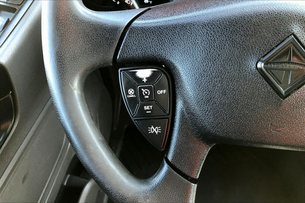 2021 CUM LT625 6×4 Sleeper