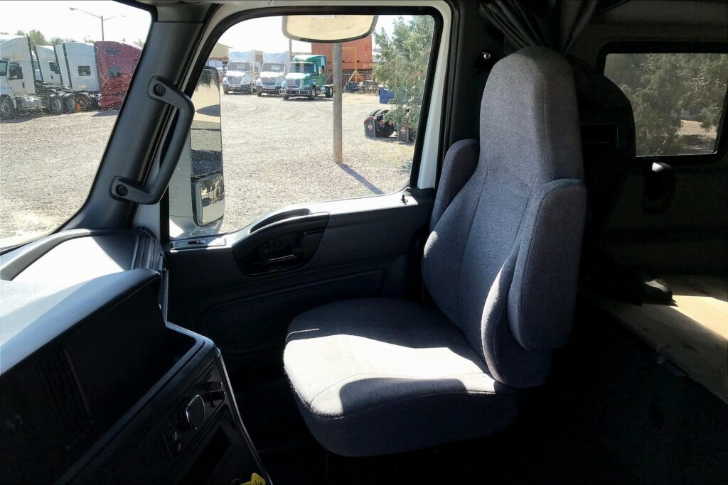 2021 CUM LT625 6×4 Sleeper