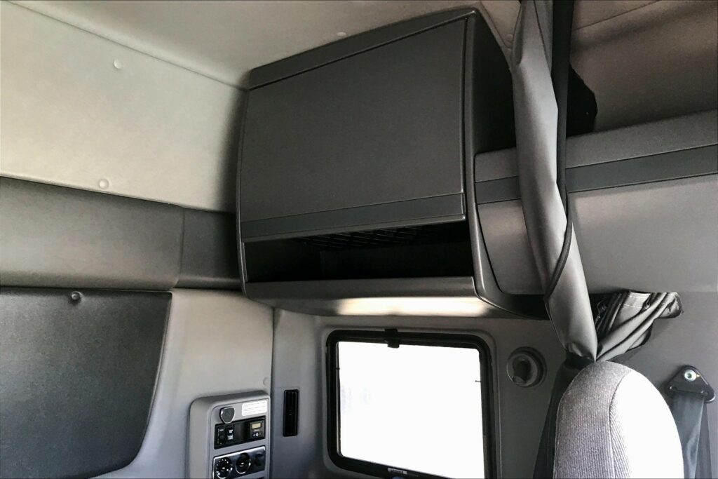 2021 CUM LT625 6×4 Sleeper