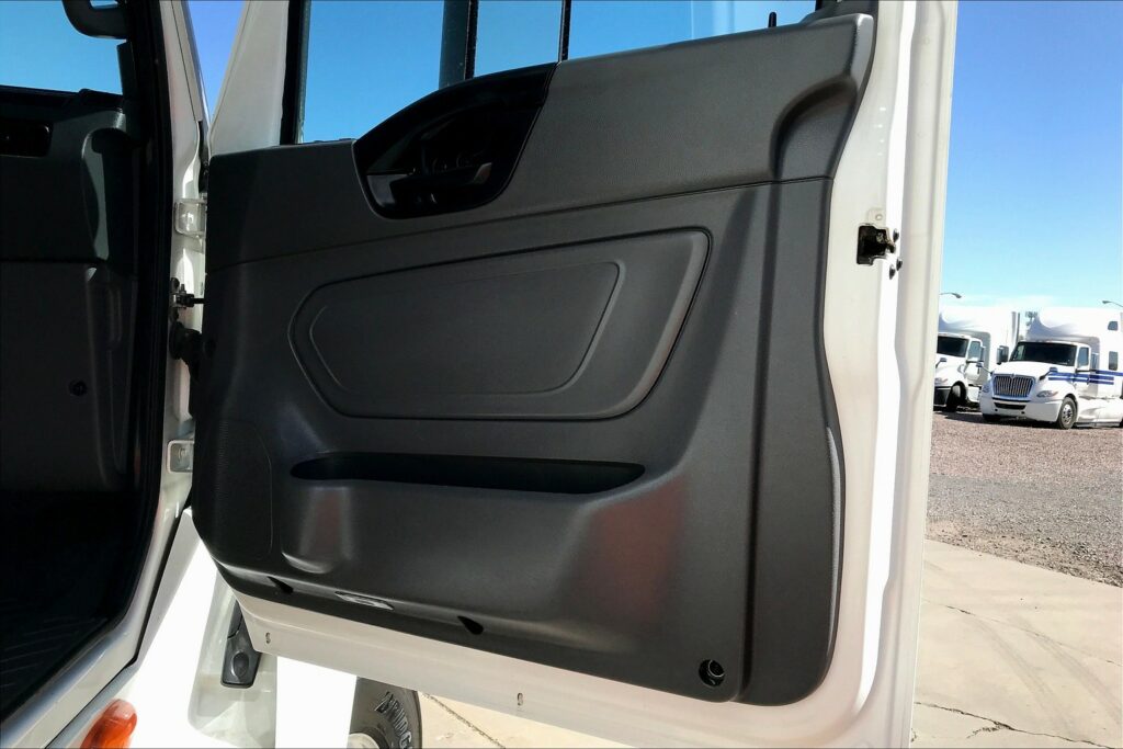 2021 CUM LT625 6×4 Sleeper