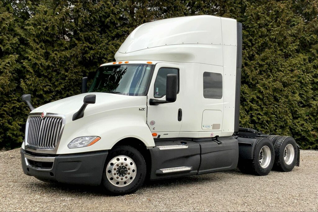 2022 CUM LT625 6×4 Sleeper