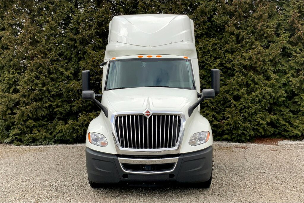 2022 CUM LT625 6×4 Sleeper