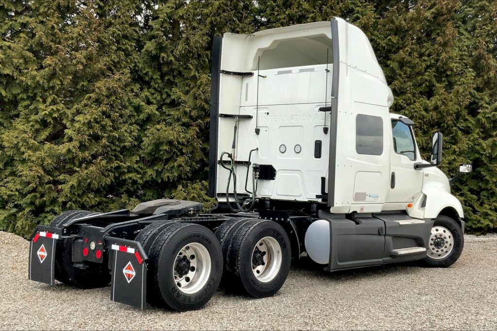 2022 CUM LT625 6×4 Sleeper