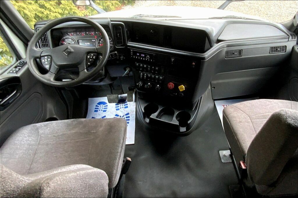 2022 CUM LT625 6×4 Sleeper