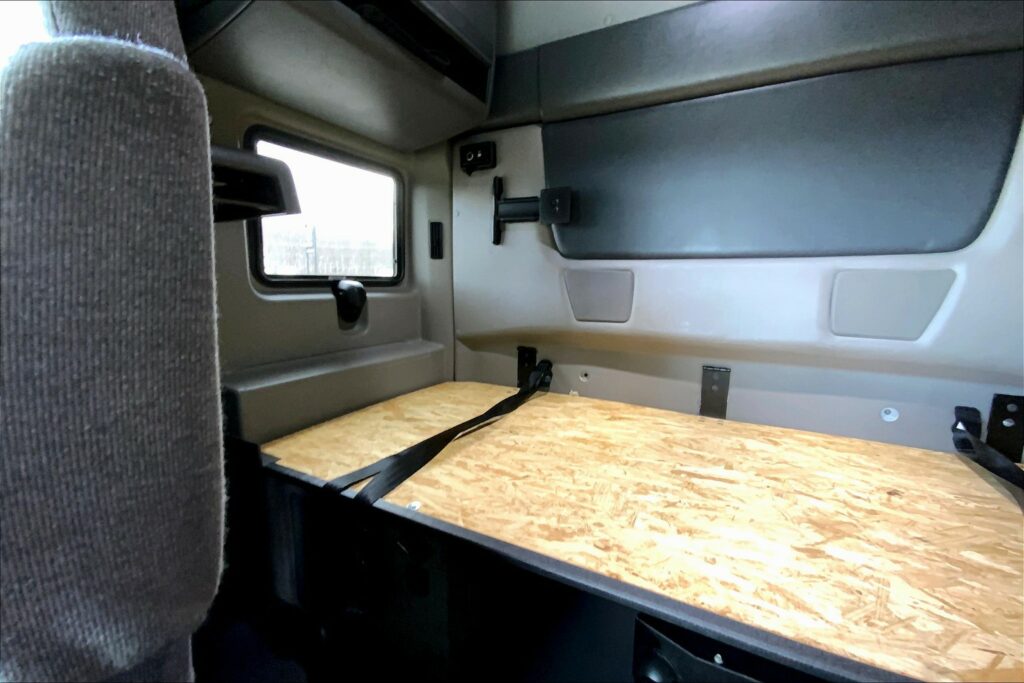 2022 CUM LT625 6×4 Sleeper