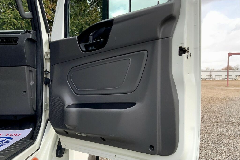 2022 CUM LT625 6×4 Sleeper