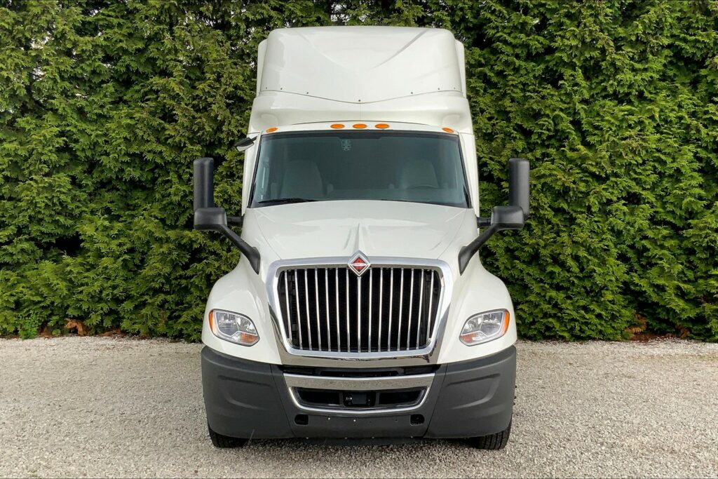 2022 CUM LT625 6×4 Sleeper