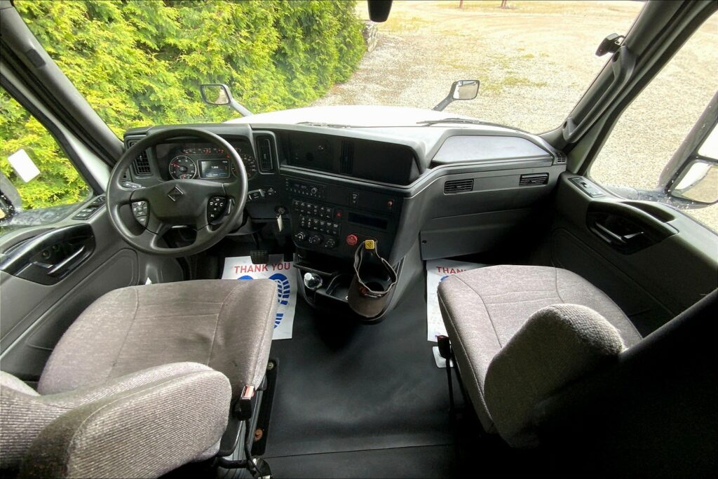 2022 CUM LT625 6×4 Sleeper