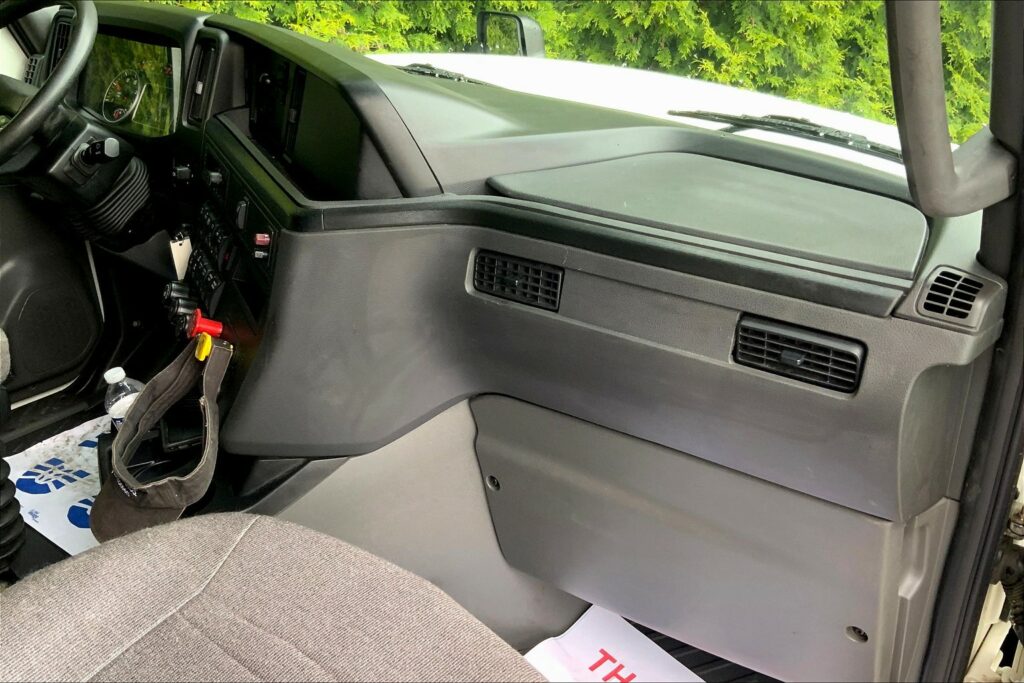 2022 CUM LT625 6×4 Sleeper