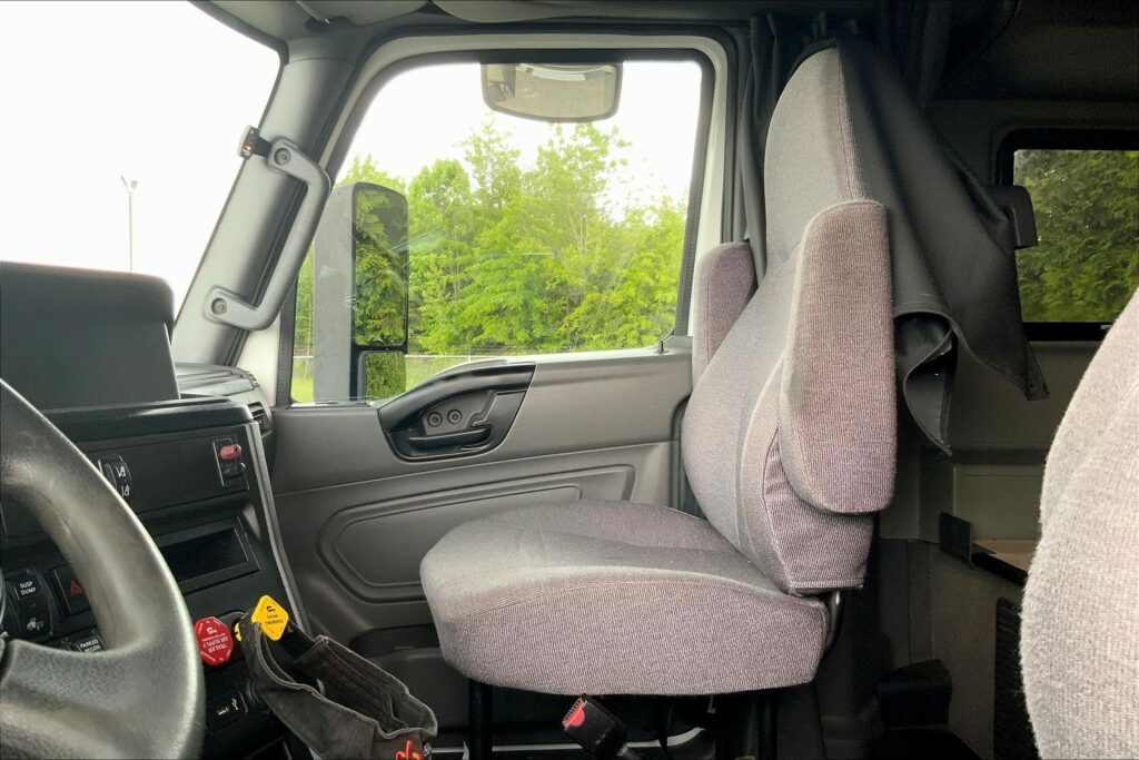 2022 CUM LT625 6×4 Sleeper