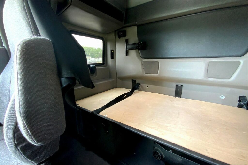 2022 CUM LT625 6×4 Sleeper