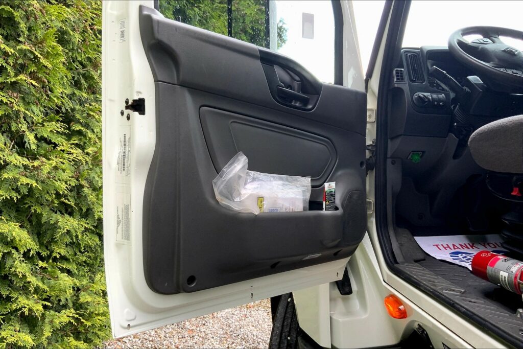 2022 CUM LT625 6×4 Sleeper