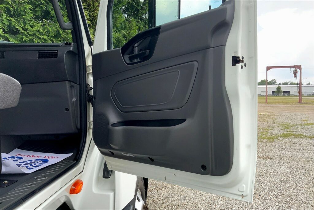 2022 CUM LT625 6×4 Sleeper