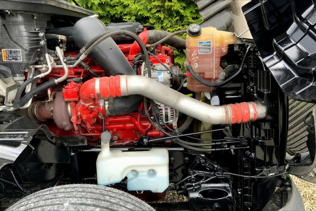 2022 CUM LT625 6×4 Sleeper