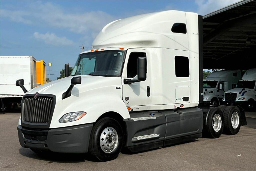 2022 CUM LT625 6×4 Sleeper