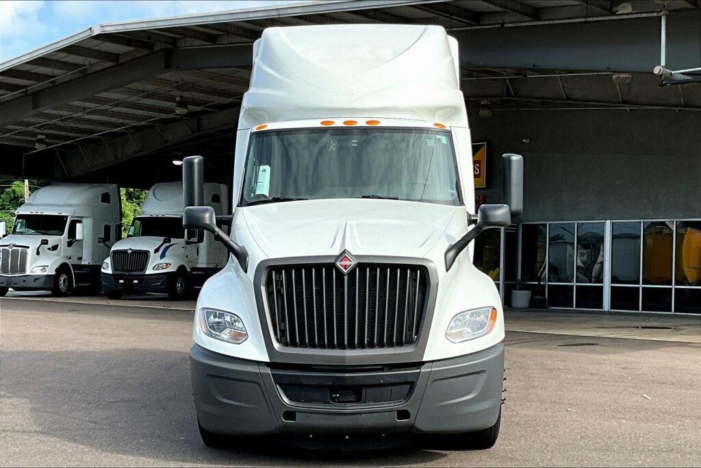 2022 CUM LT625 6×4 Sleeper