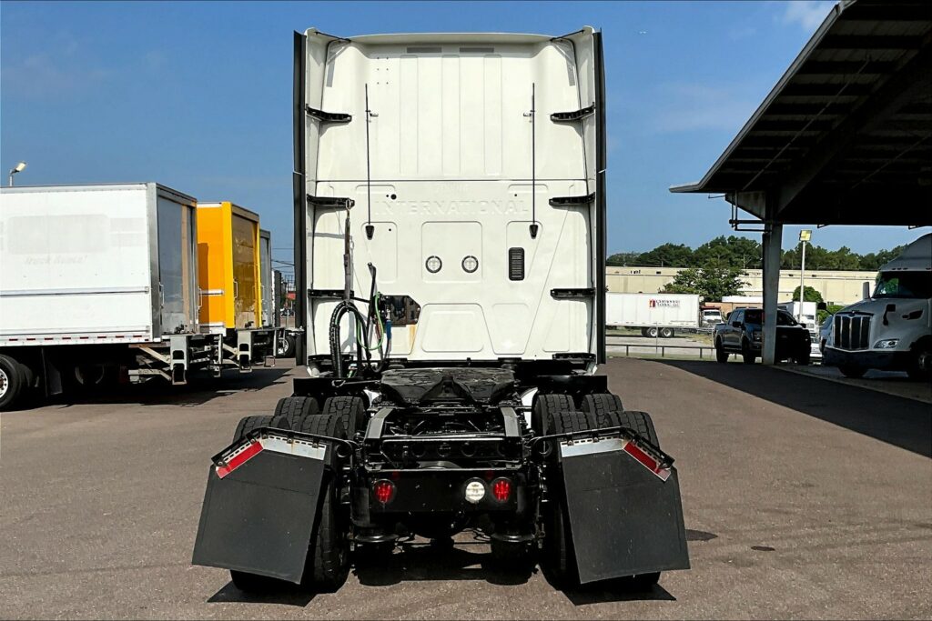 2022 CUM LT625 6×4 Sleeper