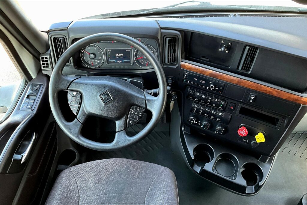 2022 CUM LT625 6×4 Sleeper