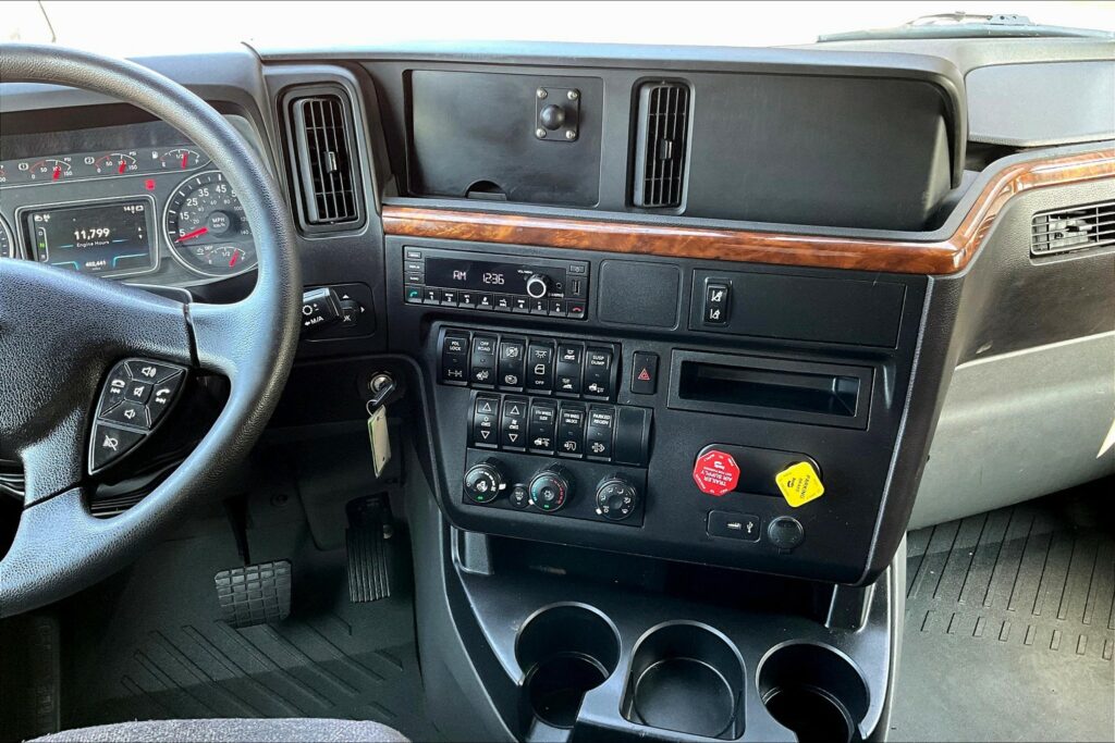 2022 CUM LT625 6×4 Sleeper