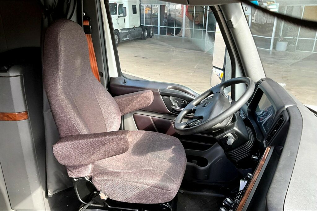 2022 CUM LT625 6×4 Sleeper