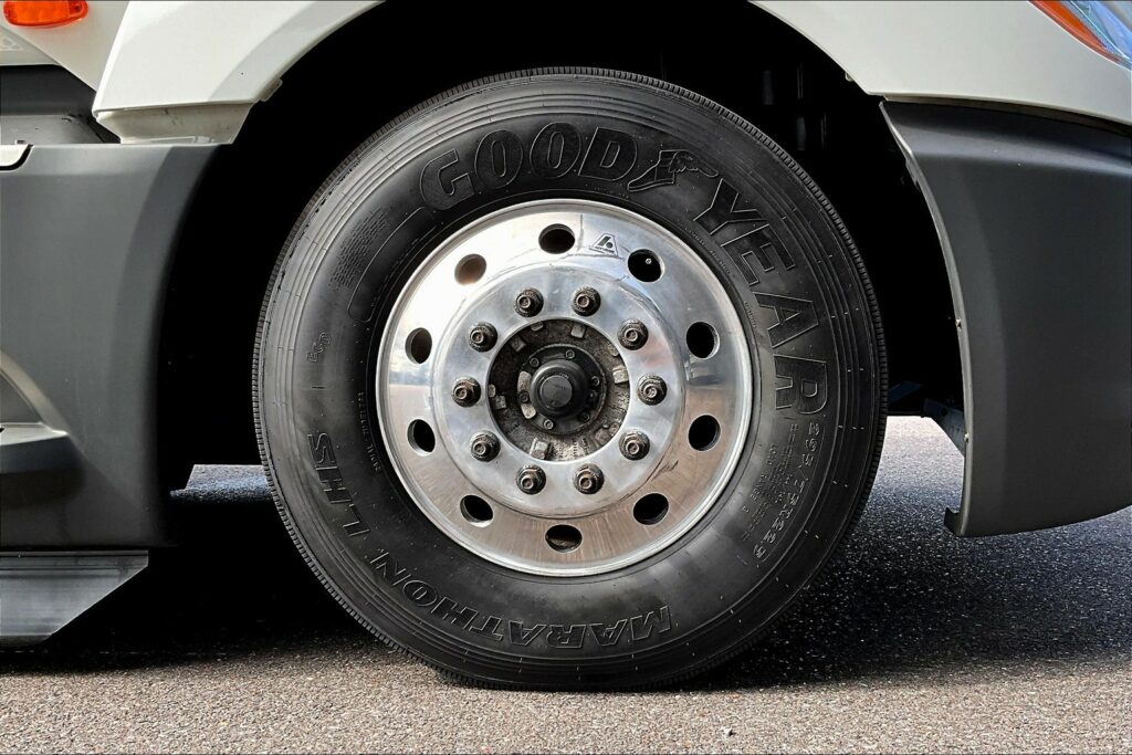 2022 CUM LT625 6×4 Sleeper