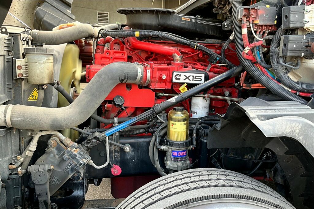 2022 CUM LT625 6×4 Sleeper