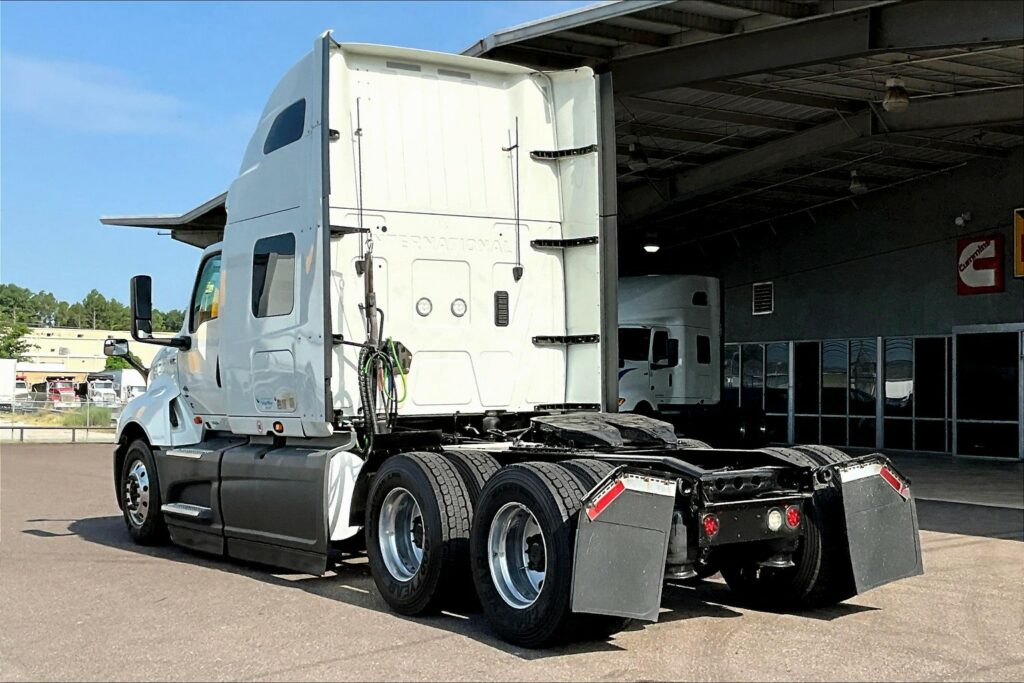 2022 CUM LT625 6×4 Sleeper