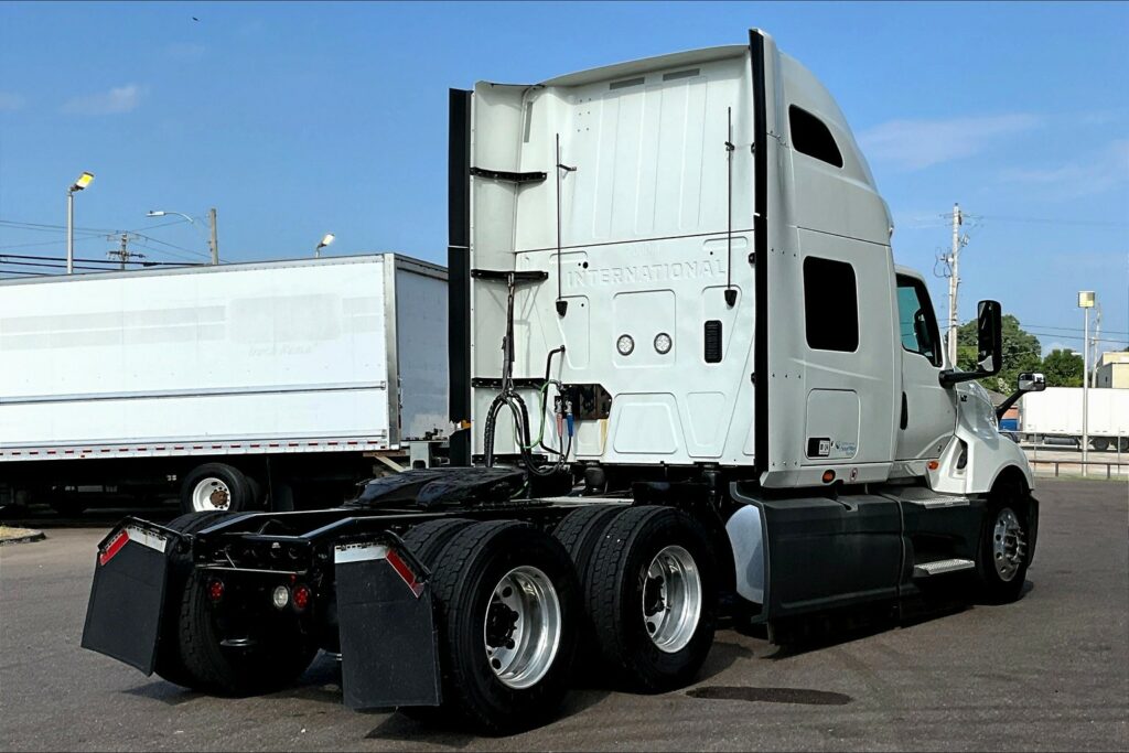 2022 CUM LT625 6×4 Sleeper