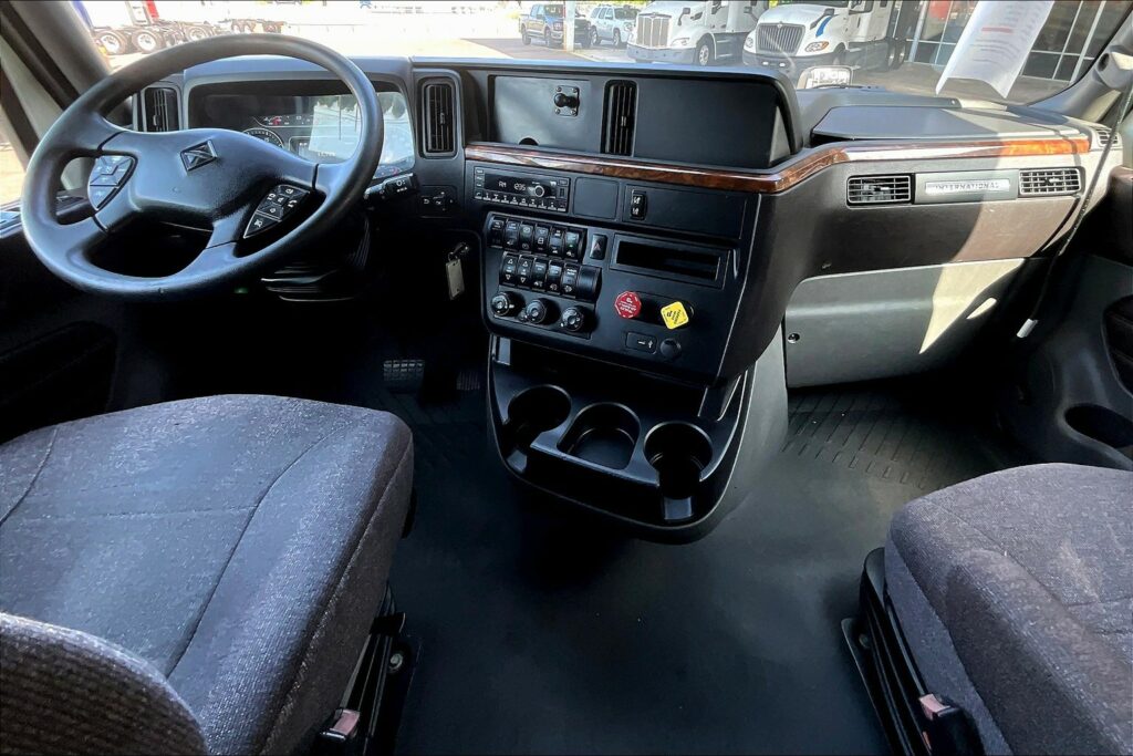 2022 CUM LT625 6×4 Sleeper