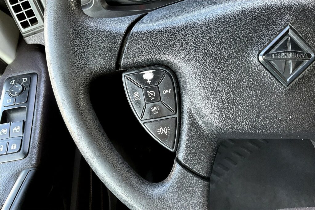 2022 CUM LT625 6×4 Sleeper