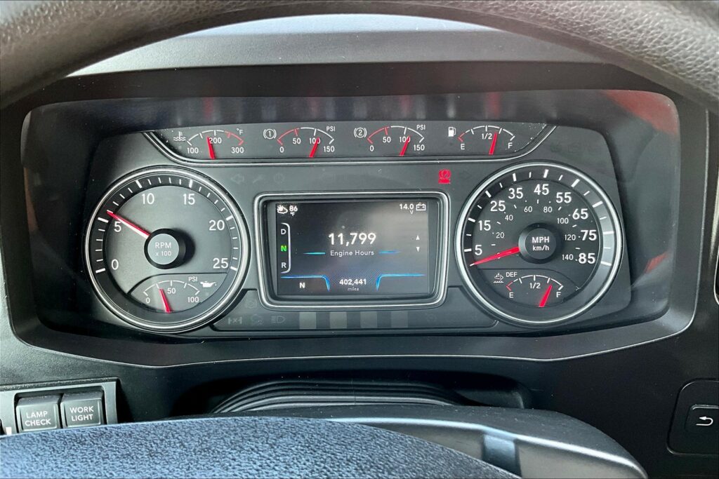 2022 CUM LT625 6×4 Sleeper