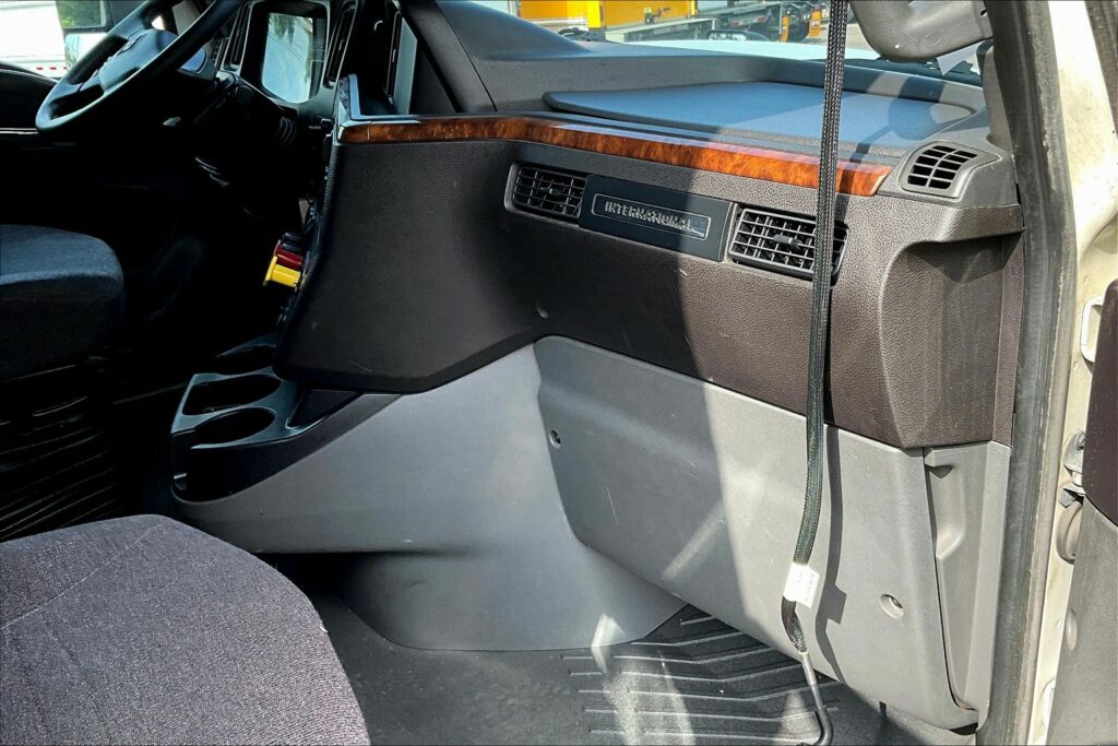 2022 CUM LT625 6×4 Sleeper