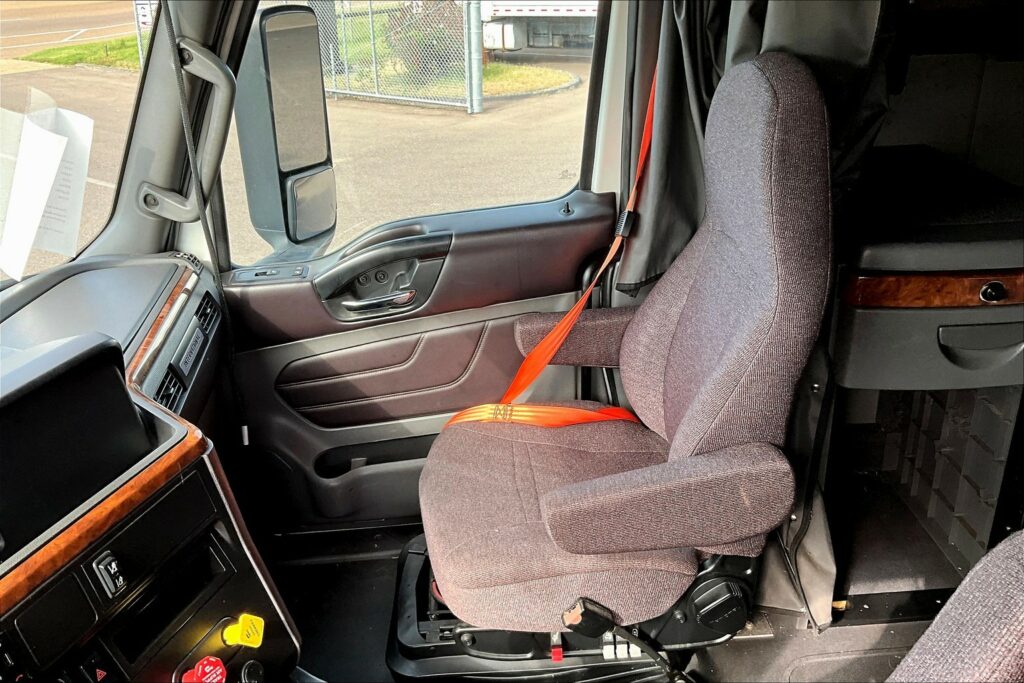 2022 CUM LT625 6×4 Sleeper