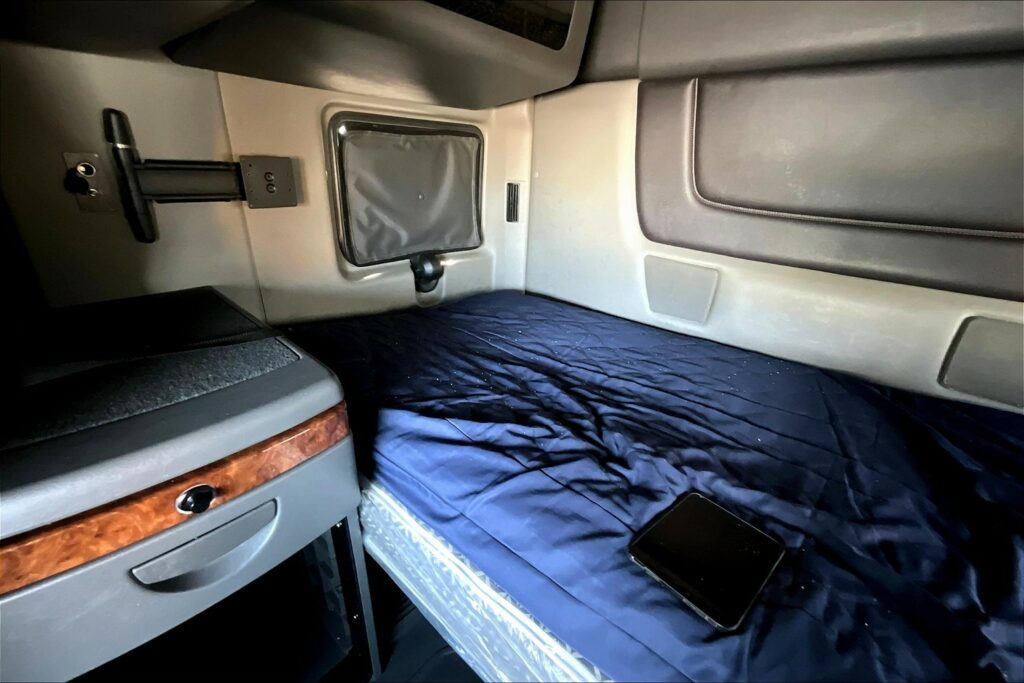 2022 CUM LT625 6×4 Sleeper