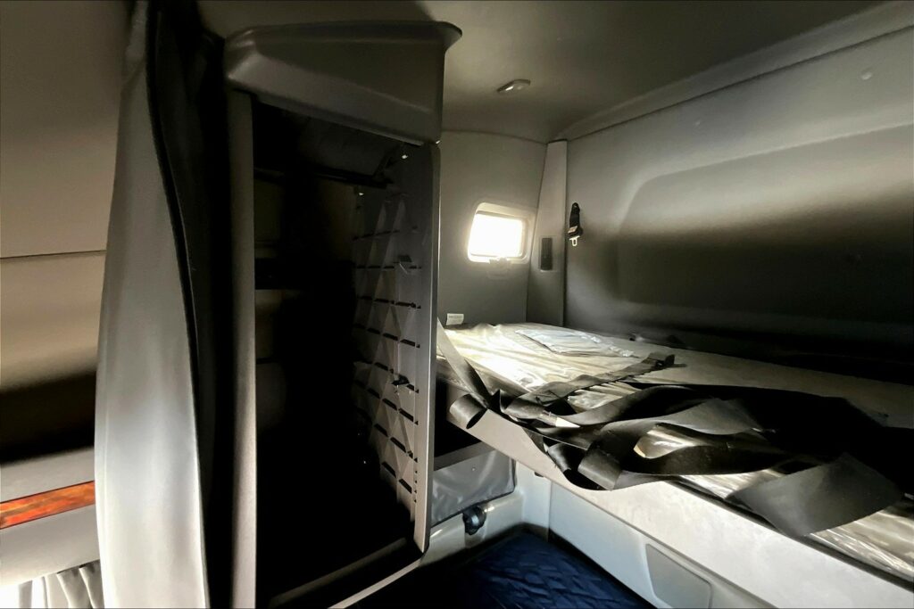 2022 CUM LT625 6×4 Sleeper