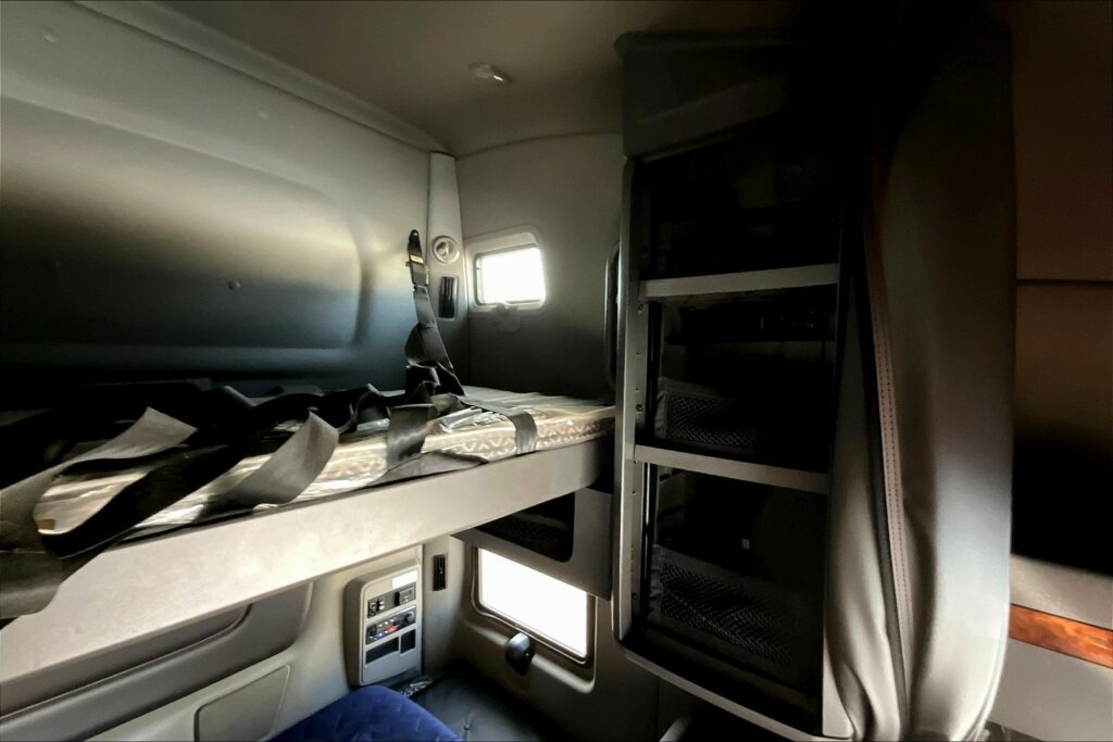 2022 CUM LT625 6×4 Sleeper