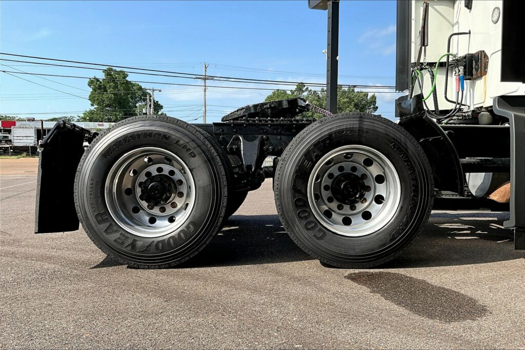 2022 CUM LT625 6×4 Sleeper