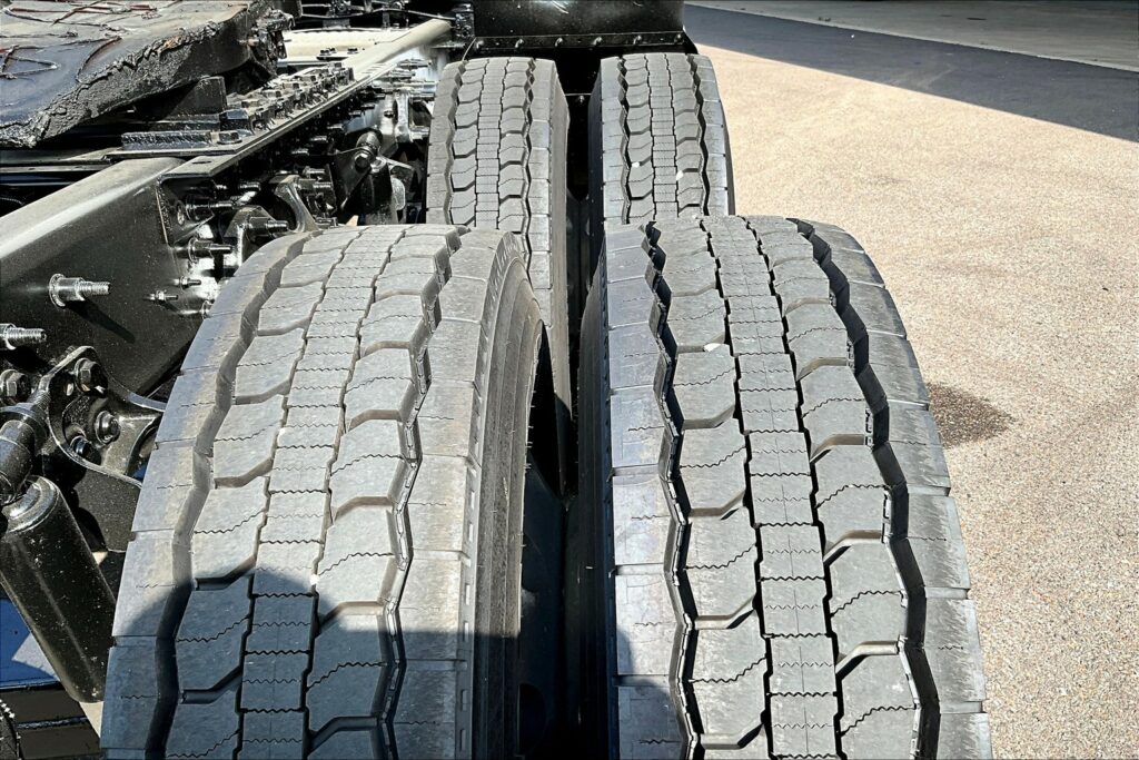 2022 CUM LT625 6×4 Sleeper