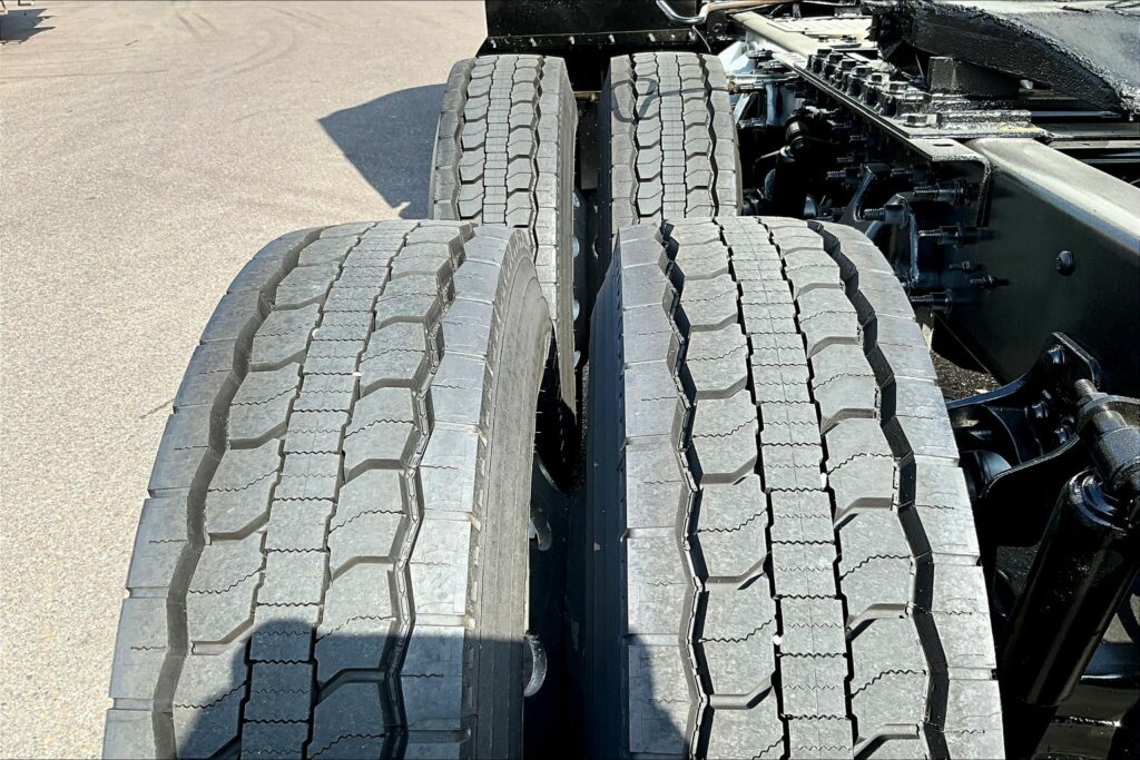 2022 CUM LT625 6×4 Sleeper