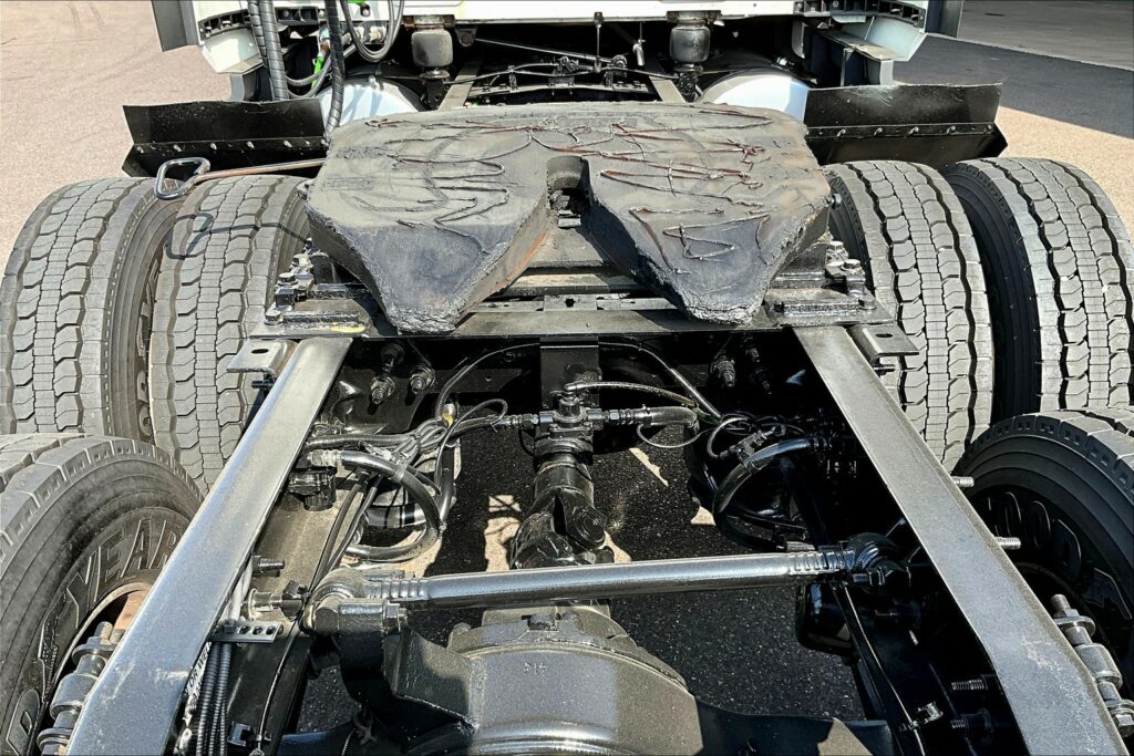 2022 CUM LT625 6×4 Sleeper