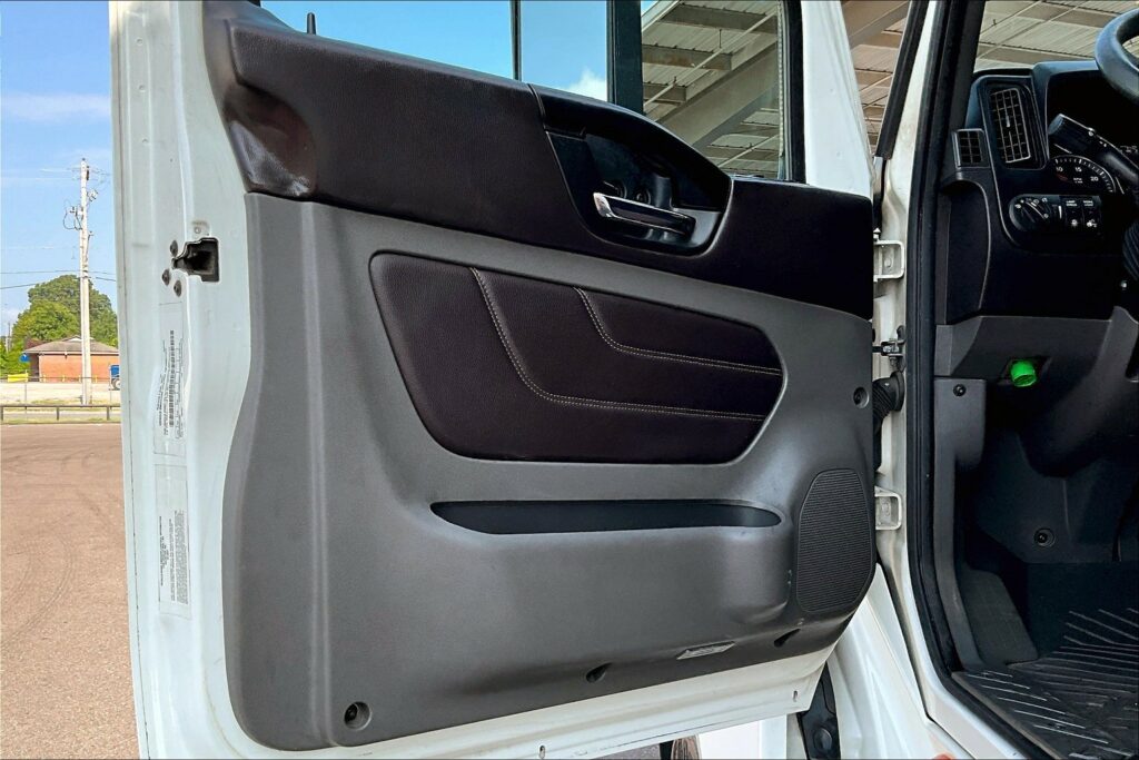 2022 CUM LT625 6×4 Sleeper