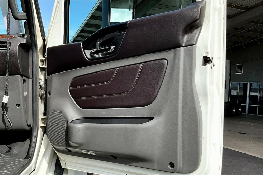 2022 CUM LT625 6×4 Sleeper