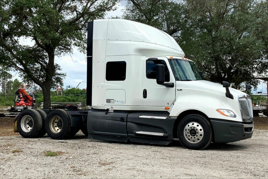 2022 CUM LT625 6×4 Sleeper