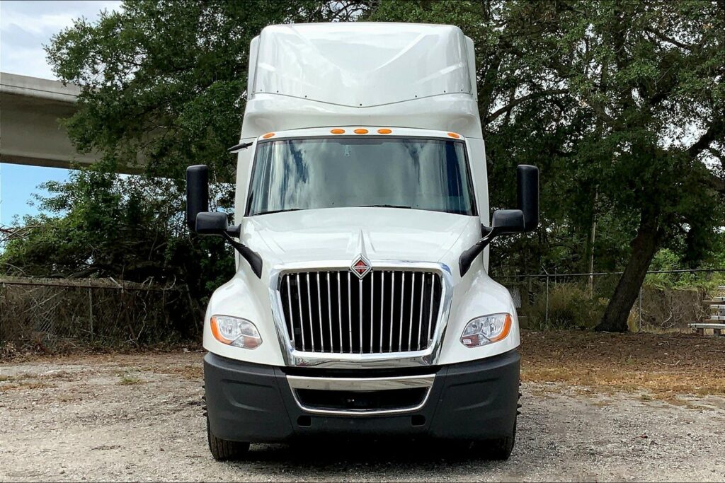 2022 CUM LT625 6×4 Sleeper