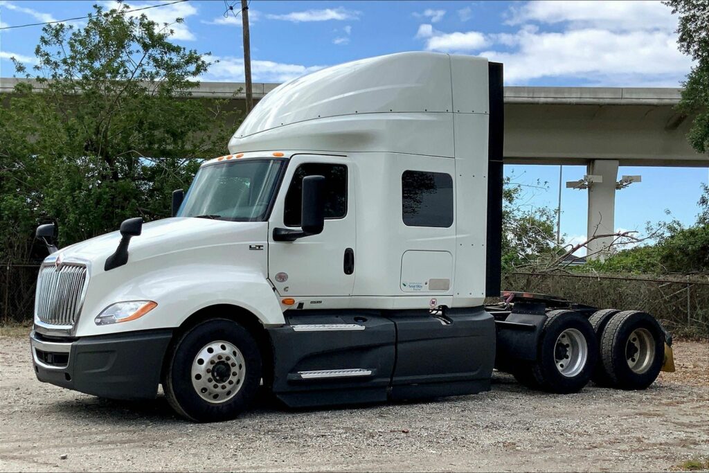 2022 CUM LT625 6×4 Sleeper