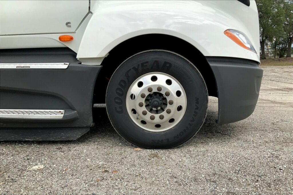 2022 CUM LT625 6×4 Sleeper