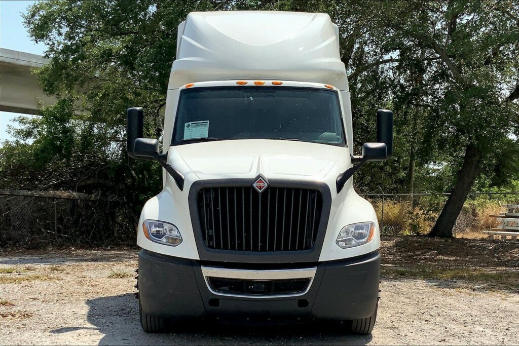 2022 CUM LT625 6×4 Sleeper