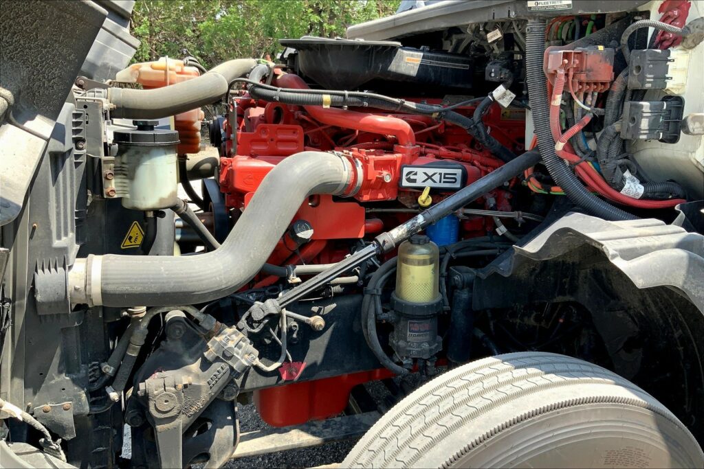 2022 CUM LT625 6×4 Sleeper