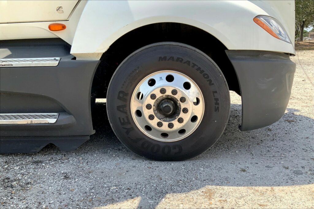 2022 CUM LT625 6×4 Sleeper